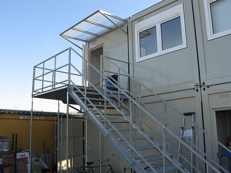 Raumcontainer-Anlage mit Außentreppe, Podest und Vordach